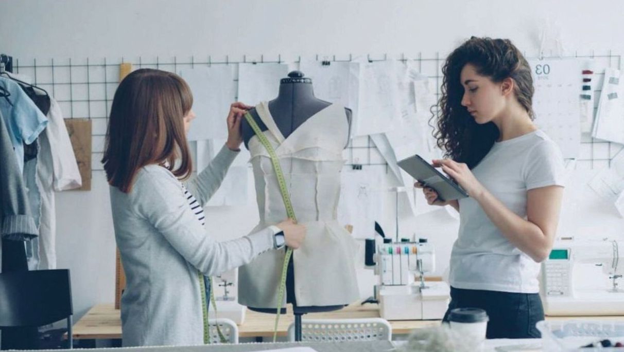 Merino-Rollkragen Zürich Atelier Fertigung